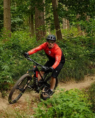 Lars auf dem Mountainbike im Wald