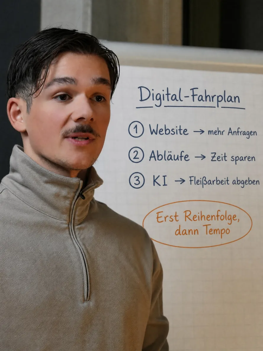 Lars erklärt am Flipchart einen Digital-Fahrplan
