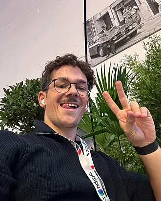Lars auf einem Event, Selfie mit Peace-Zeichen