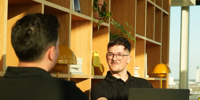 Lars im Gespräch mit einem Kunden am Besprechungstisch